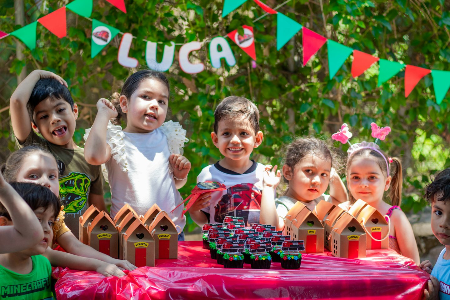 Kinderen vieren feest met cupcakes en cadeauboxen.