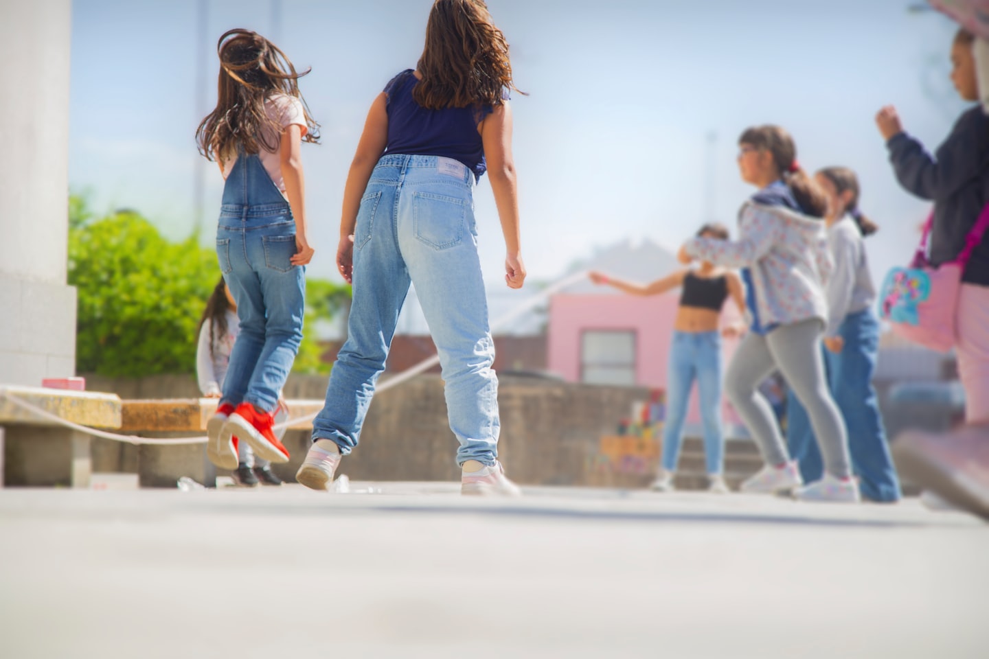 Kinderen die vrolijk buiten springen op een zonnige dag.